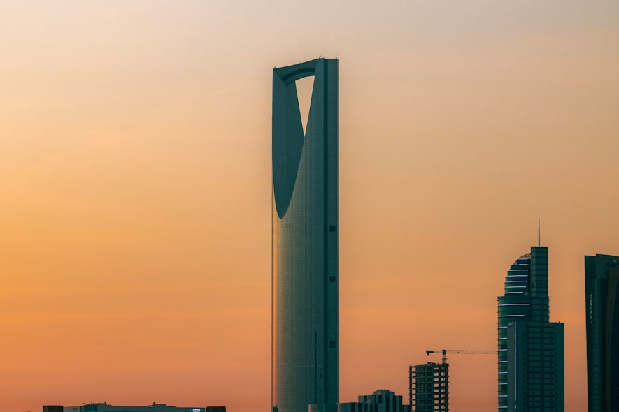 برج المملكة والشاشة المستحيلة: قصة إنجاز سعودي سُطِّرَ على ارتفاع ٣٠٠ متر